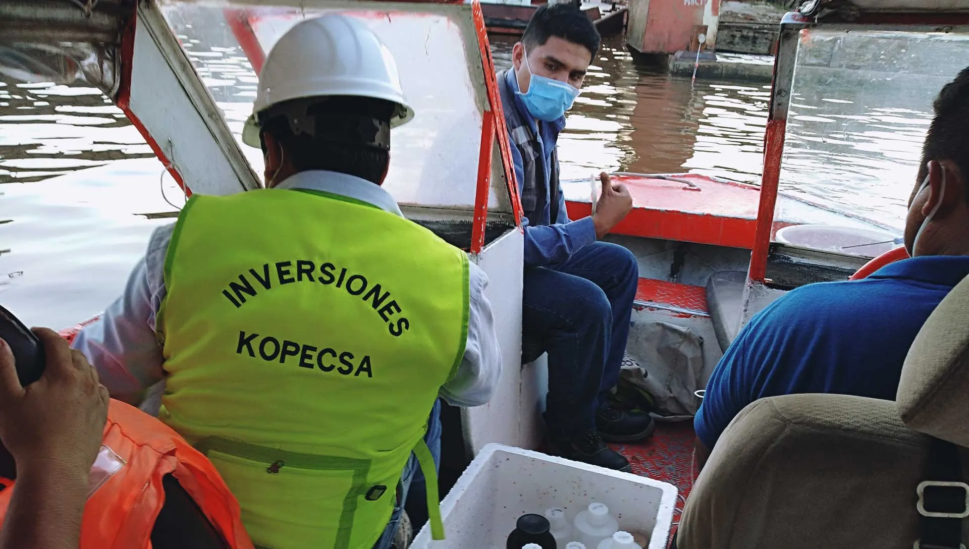 Trabajo de campo de Kopecsa en una zona fluvial